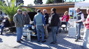 Folla di gente in visita: Enzo spiega.
