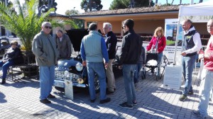 Folla di gente in visita: Enzo spiega.