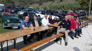 Il gruppo TR in attesa dei piatti tipici, da sinistra: Marco, Giovanni, Armando, Fabio, Alfio, Enzo Giulio, Mirella e Maddalena.