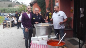 Di fronte al pentolone: da sinistra, Stefano, Enzo e Claudio "il Bruttone"