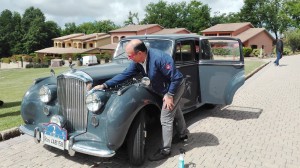 Carlo lucida la sua Bentley