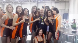 Roberto festeggiato dalle modelle di Supercar
