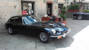 Jaguar E in piazza
