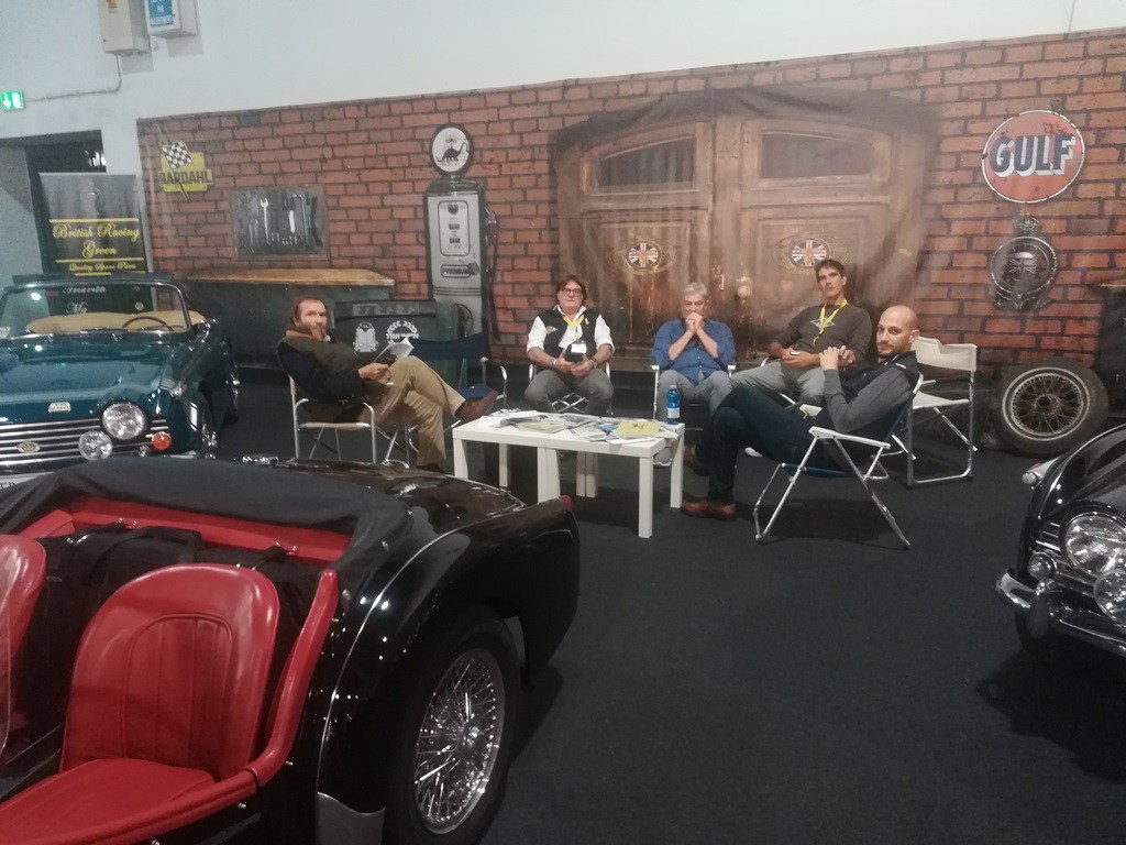 E' finita la giornata di Fiera. Riposano, Massimo, Tony, Maurizio, Gianni e Stefano